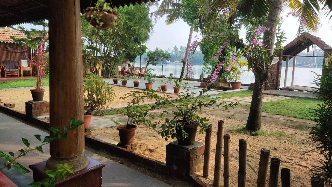 Ambadi'S Villa -Lake View Resort Pallipuram 外观 照片