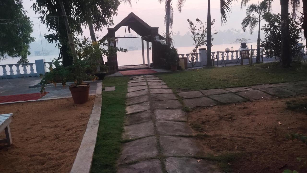 Ambadi'S Villa -Lake View Resort Pallipuram 外观 照片